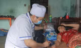 Mới nhất chuyện nữ sinh lớp 9 'bom hàng': Bác sĩ đến nhà khám, đưa bệnh nhân đi điều trị