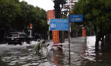 Mưa lớn trong đêm, nhiều tuyến đường TP Hà Tĩnh 'thành sông'