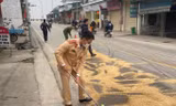 Cảnh sát giao thông rải vỏ trấu, xúc cát xử lý dầu loang trên quốc lộ