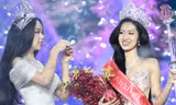 Khoảnh khắc 'tuyệt đối điện ảnh' khi Hoa hậu Thanh Thủy trao vương miện cho Hà Trúc Linh