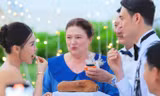 Mẹ Đặng Văn Lâm trao bánh mì và muối trong đám cưới có ý nghĩa gì?