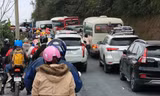 Du khách ùn ùn về Hà Giang, cổng trời Quản Bạ tắc đường