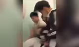 Xích mích với bạn học, nam sinh bị đánh hội đồng ngay trong lớp