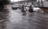 Đường Nguyễn Hữu Cảnh ngập trong cơn mưa trưa 3/9.