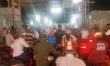Các bãi giữ xe lớn luôn đông nghẹt người vào gửi xe máy.