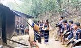 Nhà gái mang lễ vật đến nhà trai để xin cưới