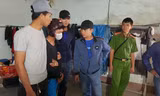 Đưa Vũ (người bịt khẩu trang) đến nơi giết vợ
