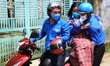 dìu thí sinh bị thương lên xe, chở đến điểm thi tốt nghiệp THPT