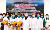 Giám đốc Giám đốc Bệnh viện Hoàn Mỹ Đà Lạt tặng hoa cho các tình nguyện viên