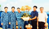 Anh Sang (áo xanh bên phải) tặng hoa lan cho bộ đội Trường Sa