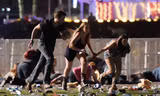 Người dân chạy khỏi lễ hội âm nhạc đồng quê Route 91 Harvest ngày 1/10/2017 ở thành phố Las Vegas. Tay súng 64 tuổi Stephen Paddock bắn chết 58 người, bắn bị thương hơn 500 người. Ảnh: Getty Images.