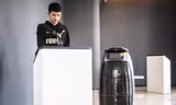 Khách sạn dùng robot, công nghệ AI thay nhân viên