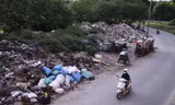 Bãi rác tự phát khổng lồ 'tra tấn' người đi đường ở Hà Nội