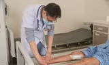 Bác sĩ khám lại cho bệnh nhân sau mổ
