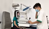 Bác sĩ khám cho bệnh nhi bị đau mắt đỏ Ảnh: Như Ý