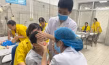 Bác sĩ kiểm tra đường hô hấp cho trẻ bị ngạt khói CO trong vụ cháy Ảnh: Hà Minh