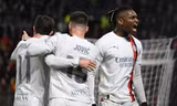 Các cầu thủ AC Milan ăn mừng bàn thắng.