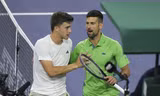 Luca Nardi gây sốc trước Djokovic.