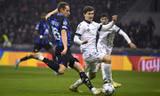 Tiền vệ Frattesi tung cú dứt điểm về phía khung thành Real Sociedad. 