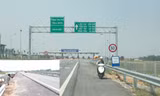 Xe máy vi vu chạy ngược đường cao tốc (ảnh lớn). Ta luy bị tháo khiến trâu bò lên đường “tham gia” giao thông (ảnh nhỏ). Ảnh: Minh Đức