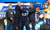 Arsene Wenger và Jose Mourinho va chạm với nhau trong trận đại chiến thành London tối qua. Ảnh: Getty Images