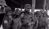 Chủ tịch Fidel Castro và nữ anh hùng quân Giải phóng Miền Nam Việt Nam Tạ Thị Kiều thăm một căn cứ trong vùng Giải phóng Quảng Trị năm 1973. Ảnh: TTXVN.
