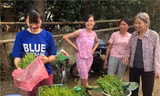 Cô bé bán rau rừng 'duyên ơi là duyên' khiến dân mạng phát sốt