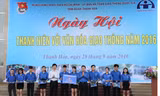 Anh Nguyễn Mạnh Dũng - Bí thư Trung ương Đoàn- cùng các đại biểu trao tặng dụng cụ hỗ trợ điểm cổng trường an toàn giao thông. Ảnh: Hoàng Lam.