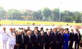 Các đồng chí lãnh đạo, nguyên lãnh đạo Đảng, Nhà nước tưởng nhớ Chủ tịch Hồ Chí Minh. Ảnh: VGP/Đình Hải