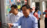 Phó Chủ tịch UBND quận Bình Tân (TPHCM), ông Nguyễn Gia Thái Bình xuống đường đòi lại vỉa hè.