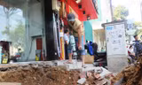 Người dân Sài Gòn tự tháo dỡ bậc tam cấp lấn vỉa hè