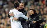 Mourinho và Ronaldo rất thân thiết trong ba năm ở Real. Ảnh: Reuters.