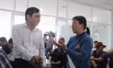 Phó Giám đốc Sở NNPTNT trao đổi với các tiểu thương về tình hình buôn bán thủy sản sau khi có thông tin cá chết. Ảnh: Thanh Trần. 
