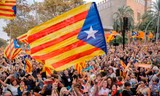 Khoảnh khắc người dân Catalonia vỡ òa sau tuyên bố độc lập