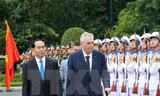 Chủ tịch nước Trần Đại Quang và Tổng thống Milos Zeman duyệt Đội danh dự Quân đội nhân dân Việt Nam. (Ảnh: Nhan Sáng/TTXVN)