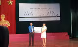 Tập đoàn Trung Nguyên Legend trao tặng thanh niên Nam Định 10.000 cuốn sách "khởi nghiệp, kiến quốc" - Ảnh: Hoàng Long