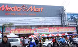 Hàng nghìn người đội mưa rét chờ mua hàng điện máy giảm giá cuối năm