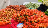 Hà Nội: Hoa quả đặc sản tưởng rẻ hóa đắt, loại đắt giá lại rẻ không tưởng