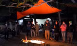 Người thân các nạn nhân thắp hương nguyện cầu trong đêm.