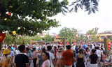 Dòng người chen chúc ở Hội An