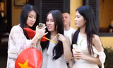 Dòng người ùn ùn đổ về Hội An