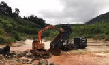 Lái xe máy múc qua ngầm, người đàn ông bị nước lũ cuốn trôi.