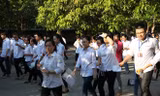 Thí sinh trường THPT chuyên Phan Bội Châu bước vào phòng thi môn Văn sáng nay dưới thời tiết nắng nóng gay gắt. Ảnh: Zing