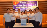 Lãnh đạo và nhân viên công ty Mai Mai quyên góp ủng hộ ngư dân bám biển. 
