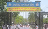 Thí sinh ở Thanh Hóa sau giờ thi. Ảnh: Phạm Nhài