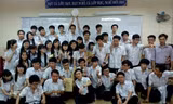 Học sinh lớp 12D1 chụp hình lưu niệm cùng thầy quản nhiệm. (Ảnh: Nguồn Internet) 