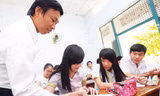  Giáo viên Trường THPT Nguyễn Thị Diệu (TP.HCM) hướng dẫn học sinh lớp 12 ôn tập môn lý. Ảnh: Đào Ngọc Thạch (Thanh Niên)