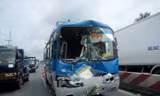 Xe ô tô khách bị hư hỏng nặng sau tai nạn.