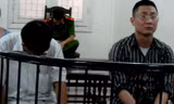 Tuấn (bên phải, áo sọc kẻ) và Thanh tại phiên toà sơ thẩm.