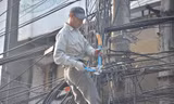 Hà Nội tiếp tục thu dọn “rác trời” trên nhiều tuyến phố